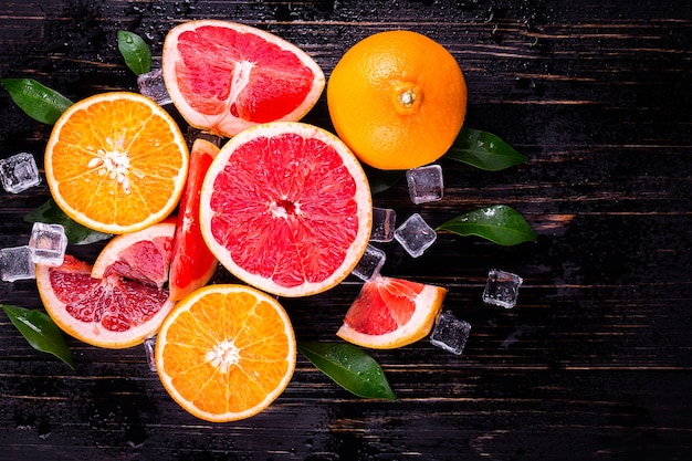 Jus d'orange et de pamplemousse sur une table en bois