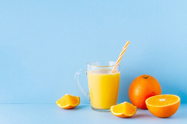 Jus d'orange sur un pastel bleu