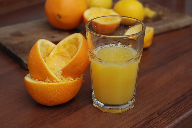 Jus d'orange pressé et oranges fraîches Agrumes sur table en bois rustique. Régime alimentaire et concept d'alimentation santé