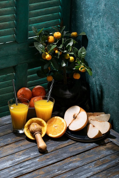 Photo jus d'orange servi avec des oranges