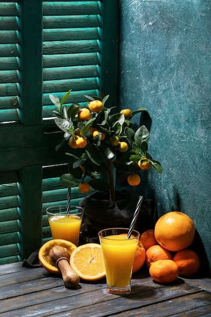 Jus d&#39;orange servi avec des oranges