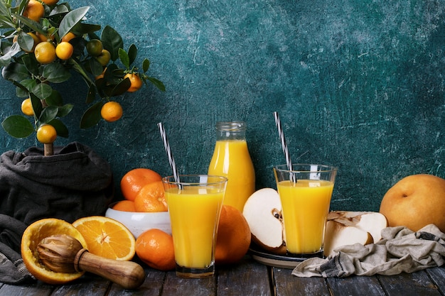 Jus d&#39;orange servi avec des oranges