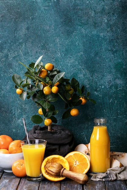 Jus d&#39;orange servi avec des oranges