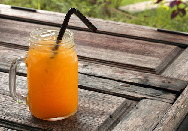 Jus d&#39;orange sur la table en bois