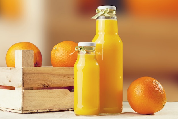 Jus d'orange sur la table en gros plan