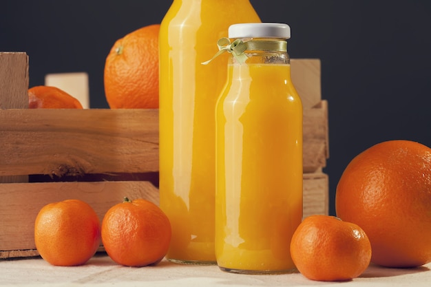 Jus d'orange sur la table en gros plan