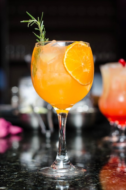 Jus d'orange sur une table en verre