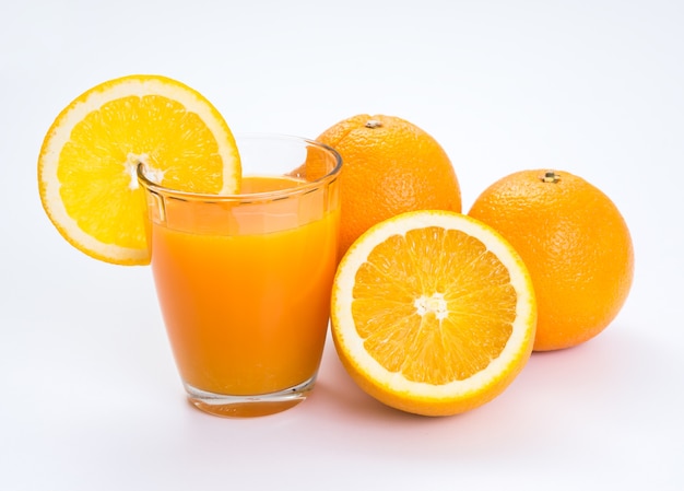 Jus d'orange et tranche sur blanc