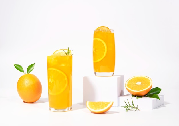 Photo jus d'orange avec des tranches d'orage fruits isolés sur fond blanc boisson de refroidissement boisson d'été