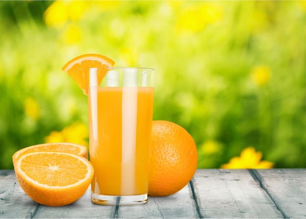 Jus d'orange et tranches d'orange sur fond