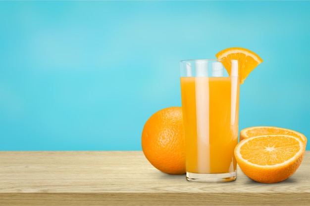 Jus d'orange et tranches d'orange sur fond