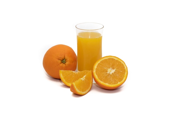 Jus d'orange avec des tranches d'orange isolé sur fond blanc Jus en verre