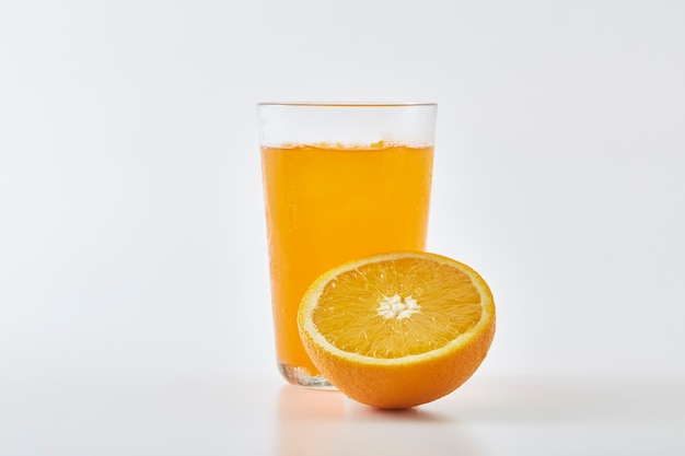 Jus d'orange et tranches d'orange