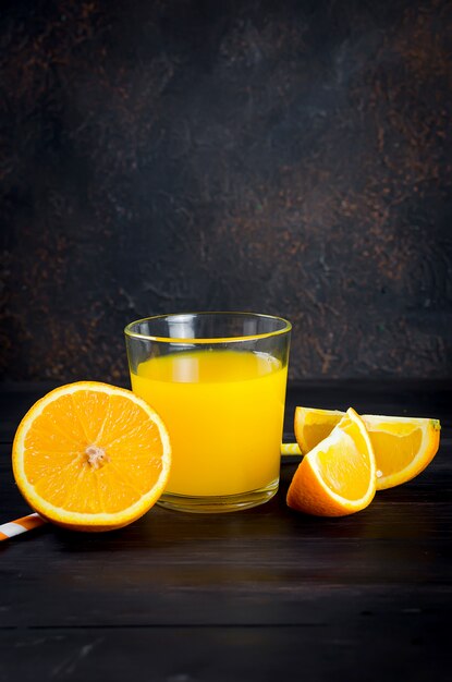 Jus d'orange et tranches d'orange