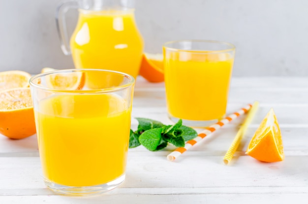 Jus d'orange et tranches d'orange