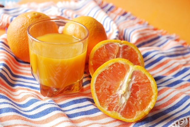 jus d'orange en verre sur un fond de couleur