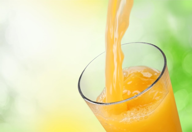 Jus d'orange en verre sur fond