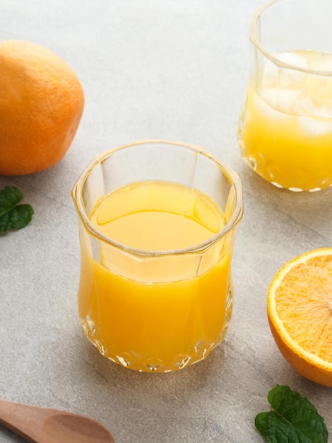 Jus d'orange en verre avec des fruits frais sur la table Mise au point sélective et arrière-plan flou