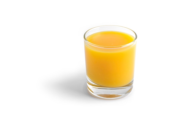 Jus d'orange en verre isolé sur blanc.