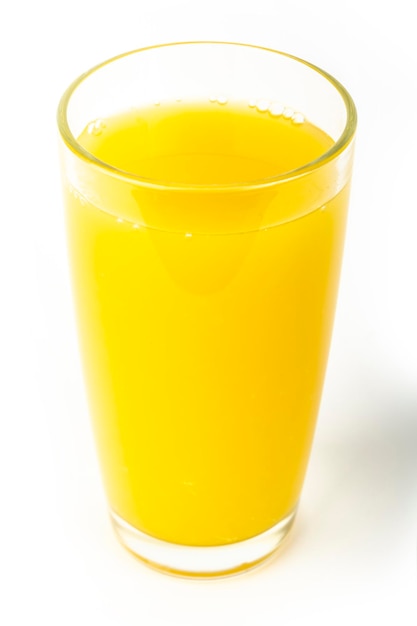 Photo jus d'orange en verre isolé sur blanc