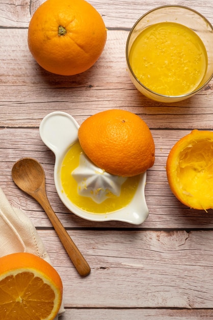 Jus d'orange et un verre de jus d'orange sur une table en bois