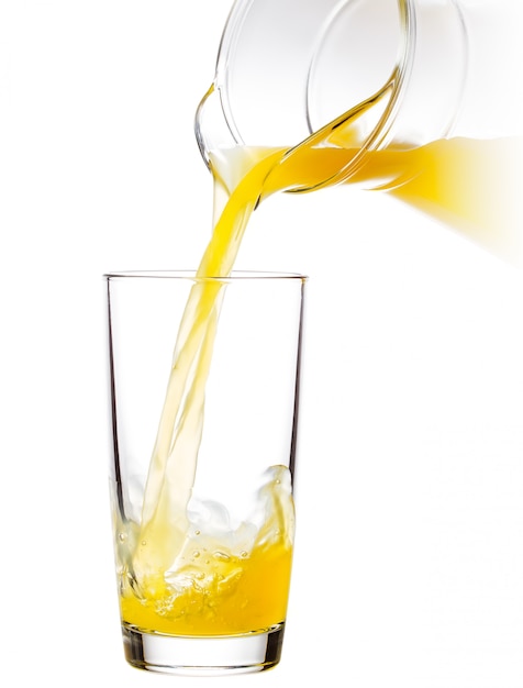 Jus d'orange versé dans un verre vide