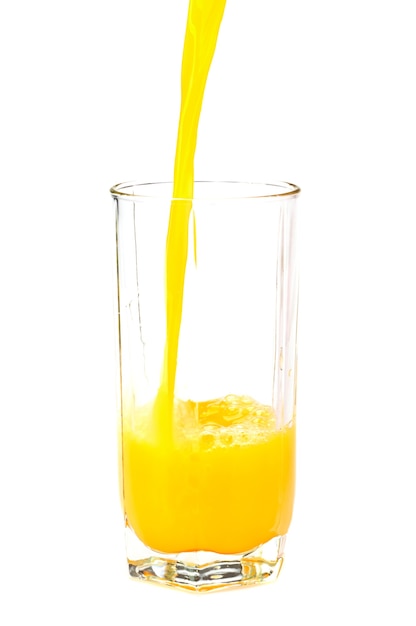 Jus d'orange, verser dans le verre sur blanc