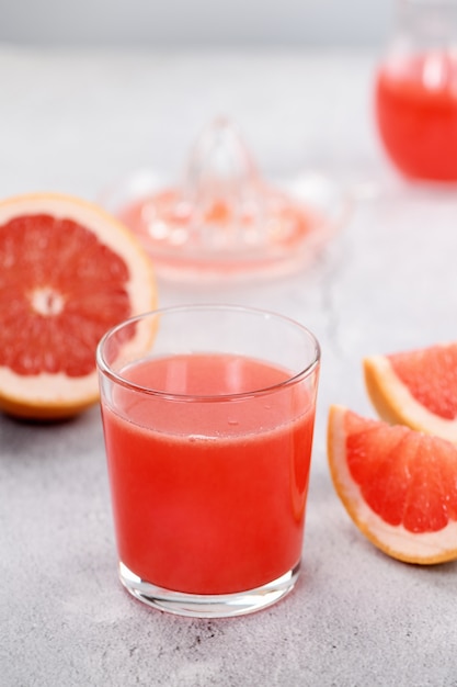 Jus de pamplemousse fraîchement préparé