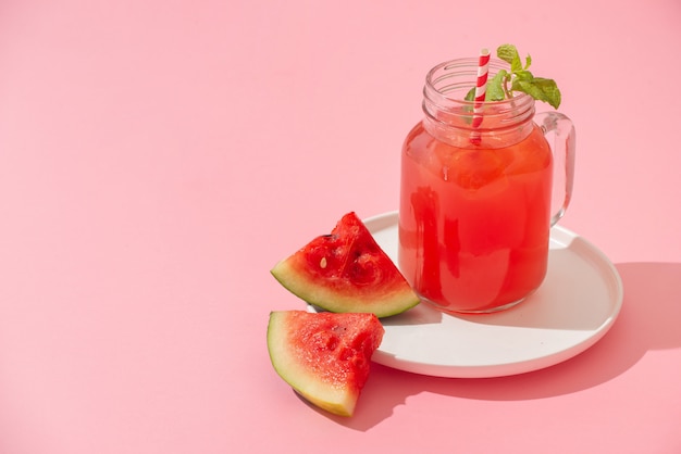 Jus de pastèque sur fond rose