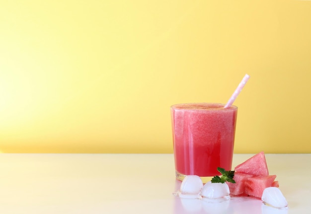 Jus de pastèque frais Tranches de fruits maison