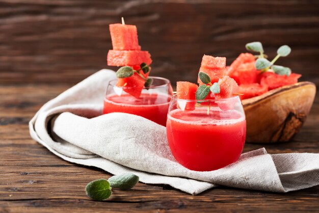 Jus de pastèque froid avec sauge sur la table en bois