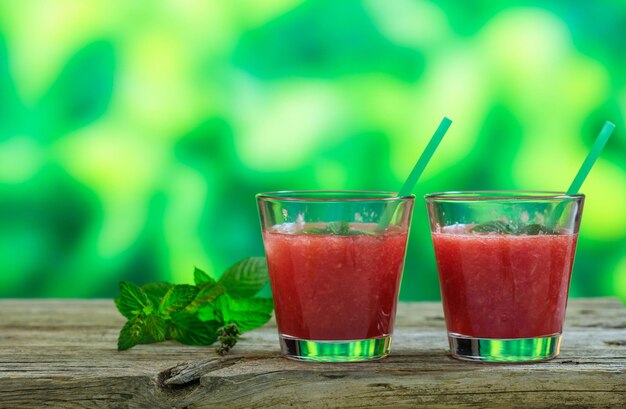 Jus de pastèque sur une table en bois