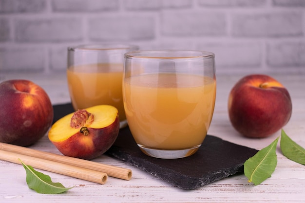 Jus de pêche frais dans des verres bas.