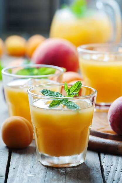 Jus de pêche frais sucré avec de la glace