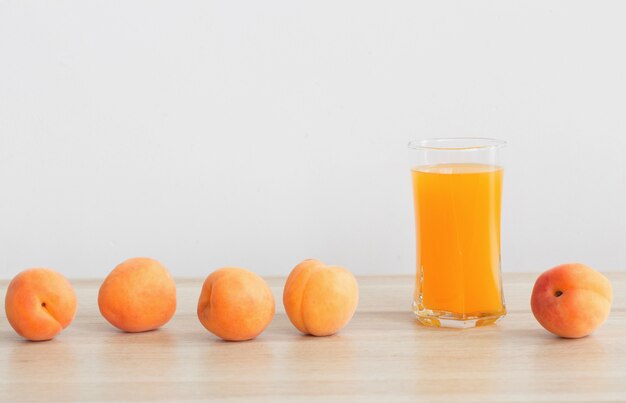 Jus de pêche sur table en bois