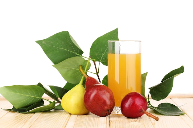 Jus de poire aux poires sur table en bois sur fond blanc