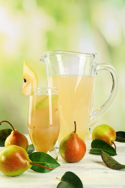 Jus de poire frais avec des fruits sur fond clair