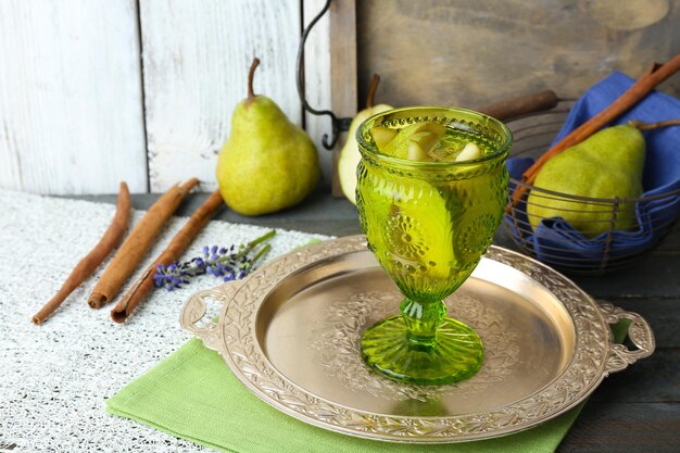 Jus de poire avec des fruits frais sur la table se bouchent