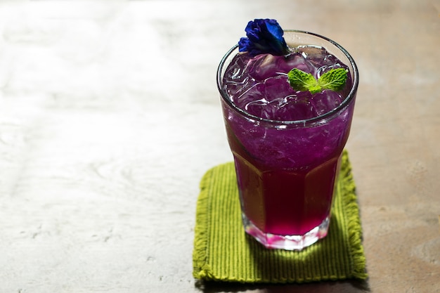 Jus de pois de papillon au citron dans un verre froid, boisson aux herbes thaïlandaise pour la santé.