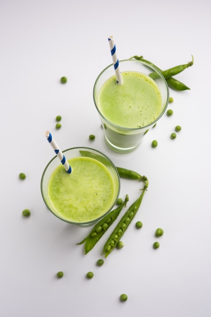 Jus de pois verts frais ou smoothie ou boisson à base de watana ou de vatana, boisson verte saine indienne servie dans un verre