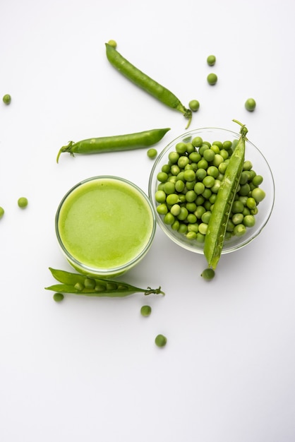 Jus de pois verts frais ou smoothie ou boisson à base de watana ou de vatana, boisson verte saine indienne servie dans un verre