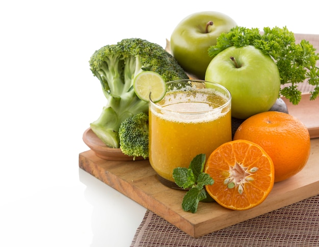 Jus de pomme, brocoli et orange isolé