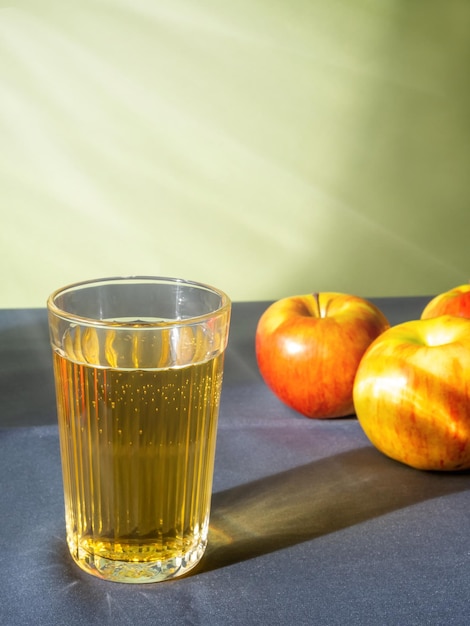 Jus de pomme dans un verre