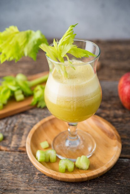 Jus de pomme frais et céleri dans un verre clair, nourriture végétarienne, concept de nourriture propre