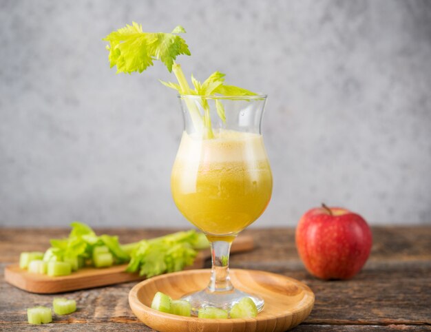 Jus de pomme frais et céleri dans un verre clair, nourriture végétarienne, concept de nourriture propre