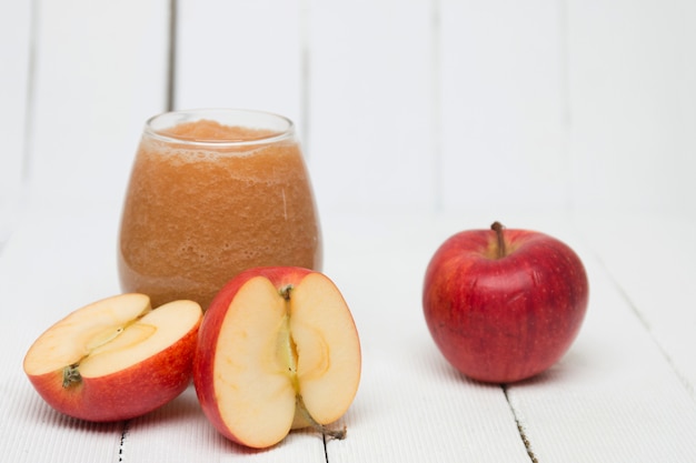 Jus de pomme frais isolé sur fond blanc.