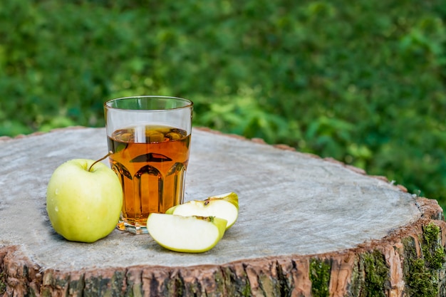 Jus de pomme frais avec des pommes à l'extérieur