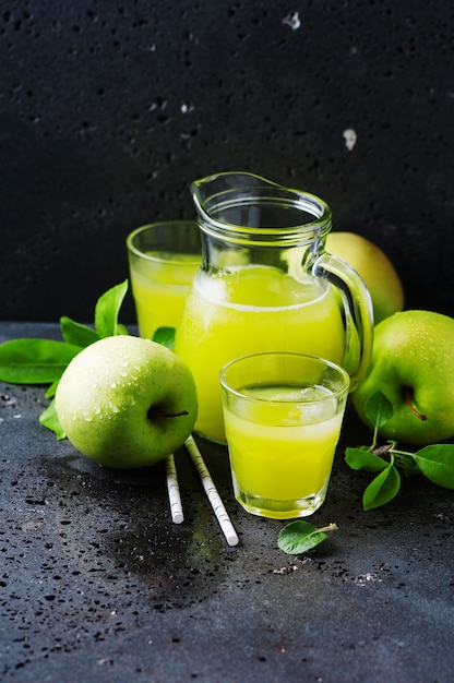 Jus de pomme frais et pommes vertes