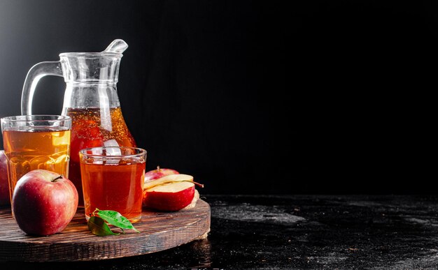 Jus de pomme sur un plateau en bois