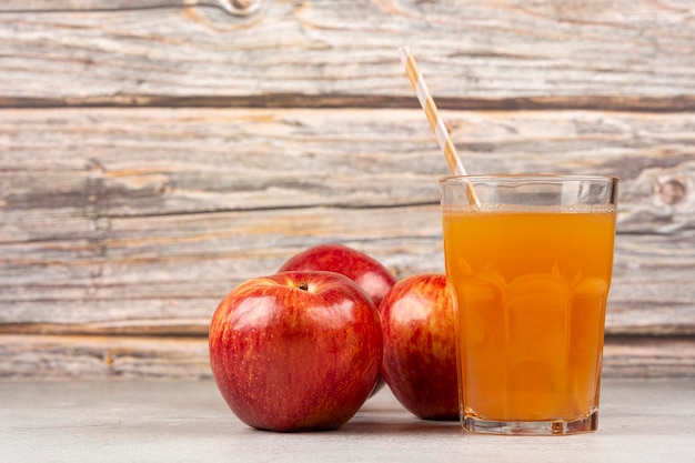 Photo jus de pomme et pommes rouges sur la table.